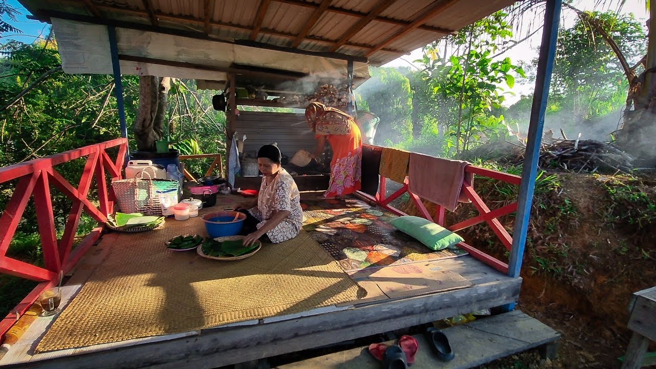 Kehidupan di kampung dayak, membuat kue tradisional dan kopi tumbuk jahe, berkebun menanam sayuran