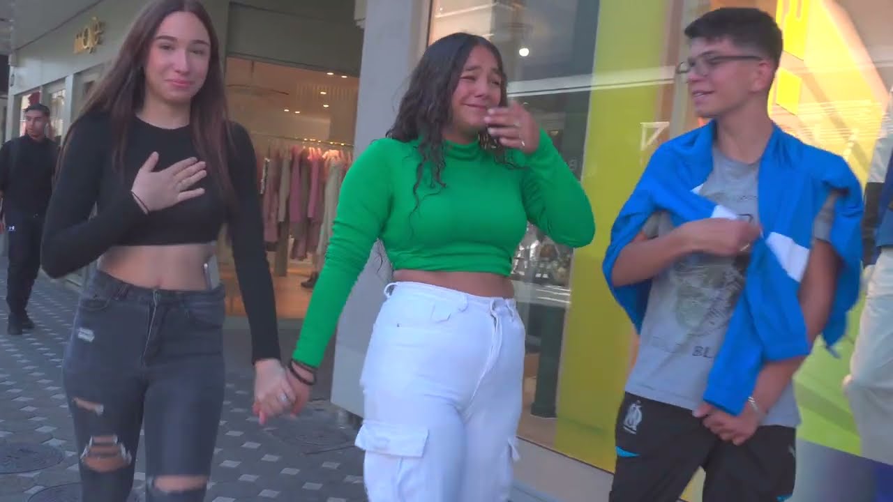 BUISSON EFFRAYE LES GENS SUR ANNEMASSE FRANCE.BUSHMAN PRANK