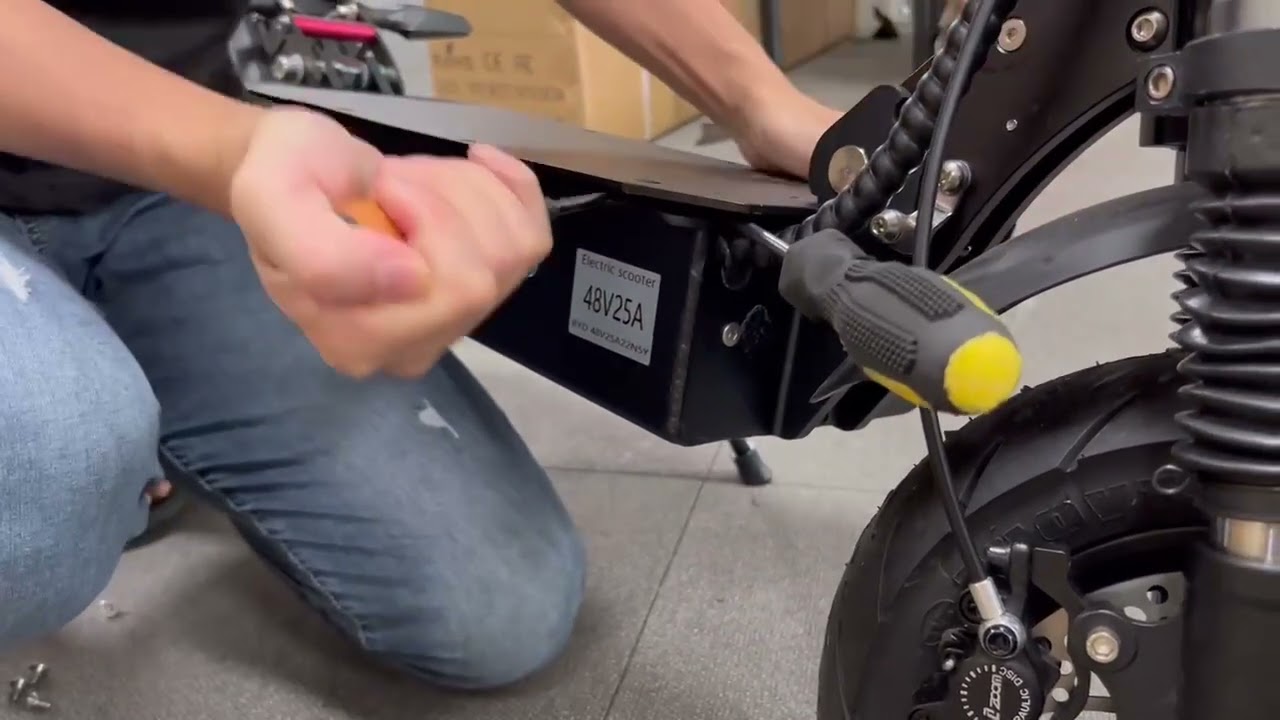 How to open the battery compartment of Boyueda E-scooter?