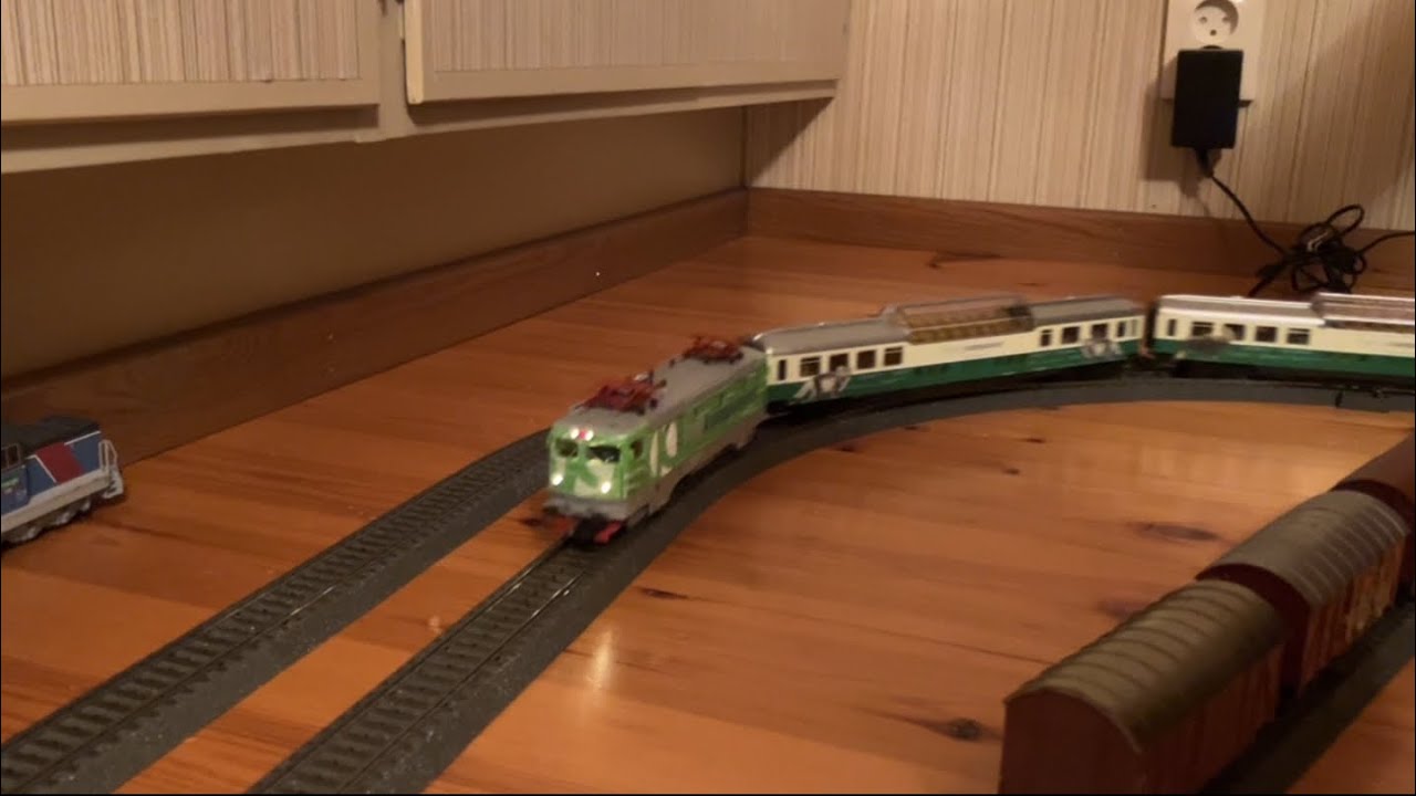 Nytt modellt&aring;g. M&auml;rklin 26727 T&aring;gkompaniet RC2 13/1113 med 3 panoramavagnar 