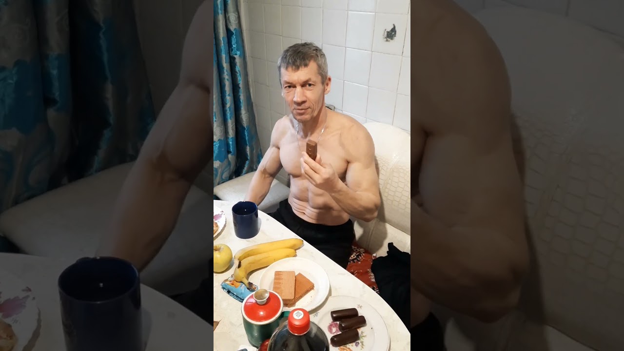 Дед в 60 лет пьёт чай и ест сникерс #калистеника #спорт
