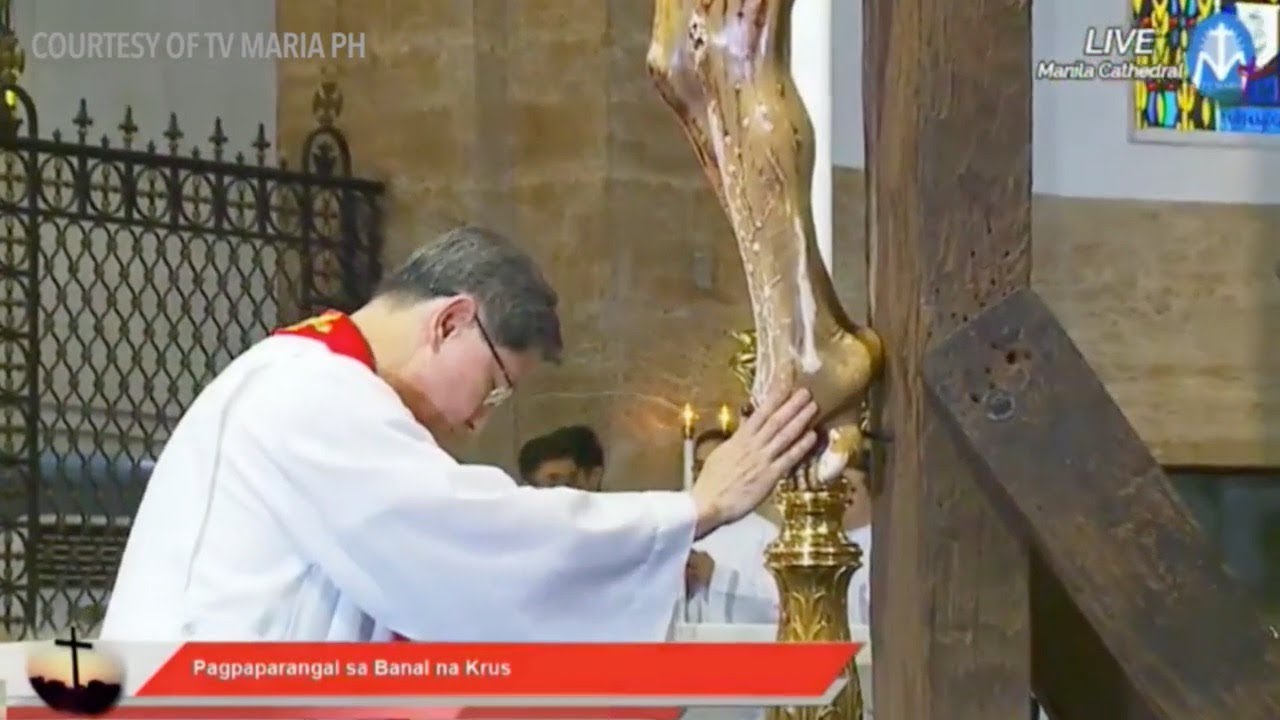 Veneration of the Cross led by Cardinal Tagle for Good Friday 2018