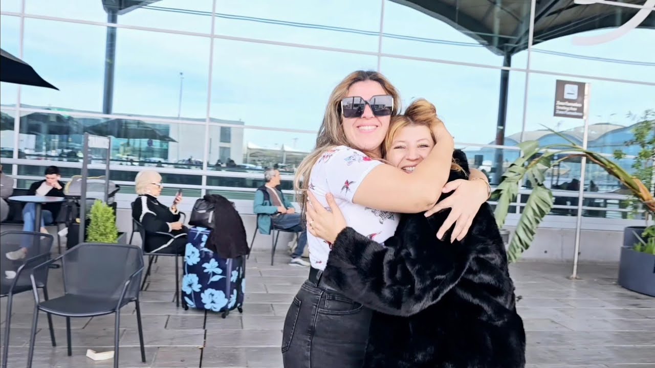 بعد سنتين غربة 😭😭وأخيرا إجتمعنا أنا وأختي سيسا ستارز 🥳🥳شوفوا كيفاش أستقبلتها في المطار وداخل داري😃