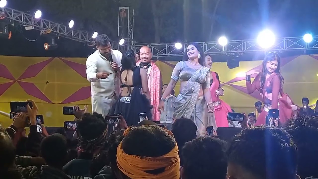 #pramod_premi #leke_ghuma_taru_bam 😜 #stageshow#bhojpuri#night#masti🔥😎