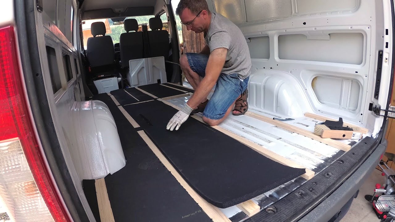 Dämmung und Verlegung vom Boden - Mercedes Sprinter Camper umbau | Ben am Leben