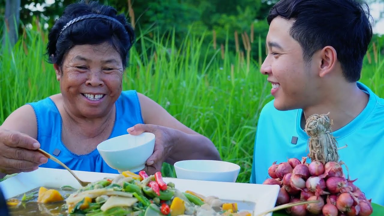 แกงหน่อไม้ใส่เห็ดฟาง กินข้าวกับแม่ที่ปลายนา หยอกล้อกันอย่างมีความสุข | อร่อยนัวร์