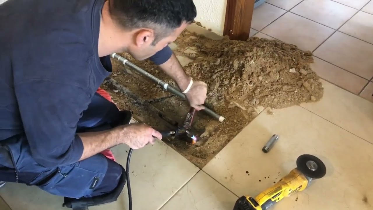 תיקון פיצוץ בצינר מים חמים - פיצוץ בצינור מים מברזל  אינסטלטור בפתח תקווה ואזור המרכז 0545349322