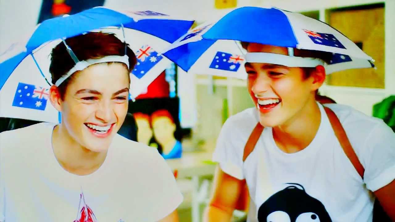 Harries Twins|| Everybody loves me