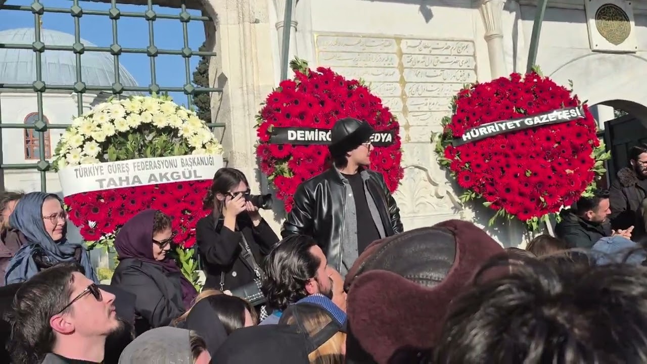 Tarihçi ve yazar İLBER ORTAYLI ' nın cenaze görüntülerinin ikinci bölümü .