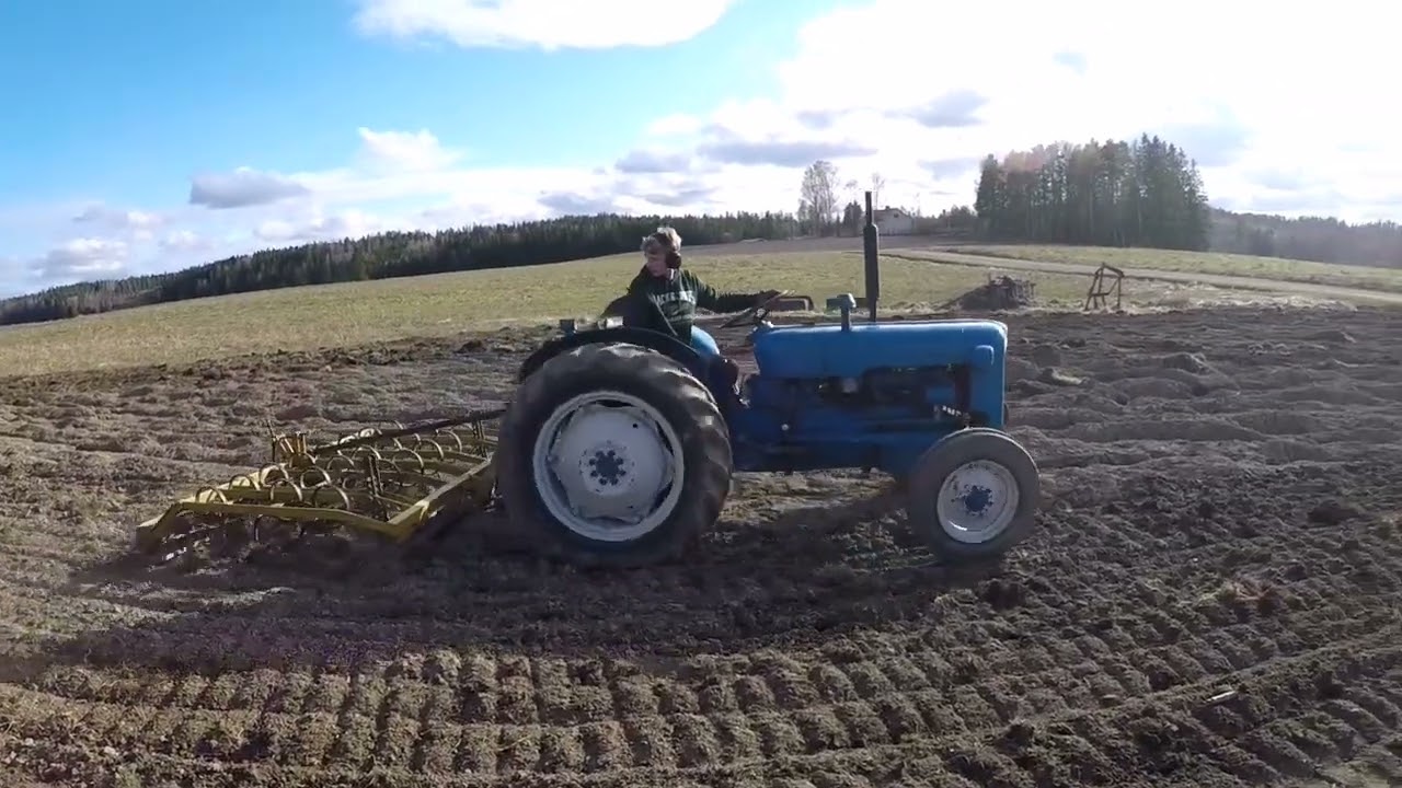 Äestystä fordson dexta ja Esko Joustopiikkiäes