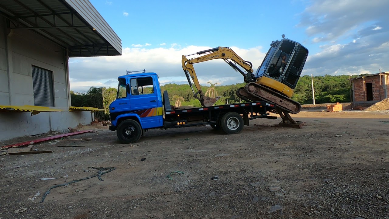 Carregamento da mini-escavadeira no MB608. #