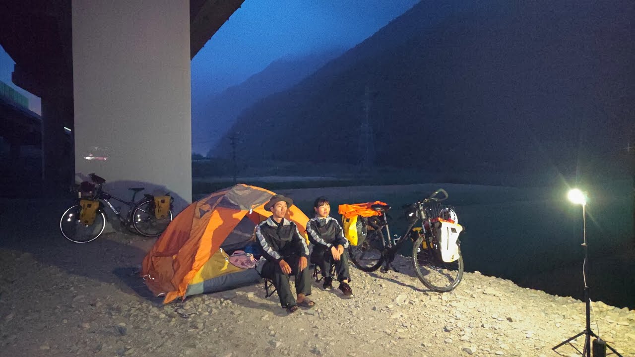 带着媳妇骑行甘肃，现已抵达曲奥乡，晚上桥下露营不怕淋雨了【周亿发的旅行】