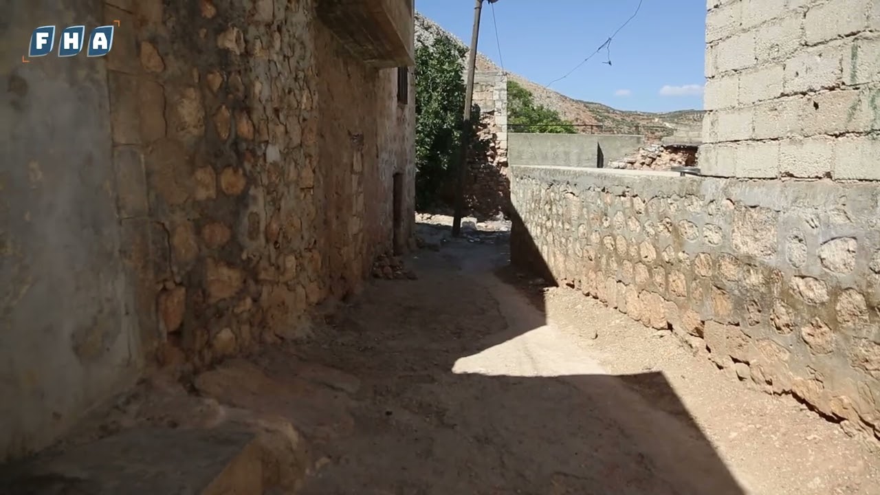 تقع قرية بياطس في ريف إدلب الغربي وتشتهر بجبالها العالية وأحيائها القديمة