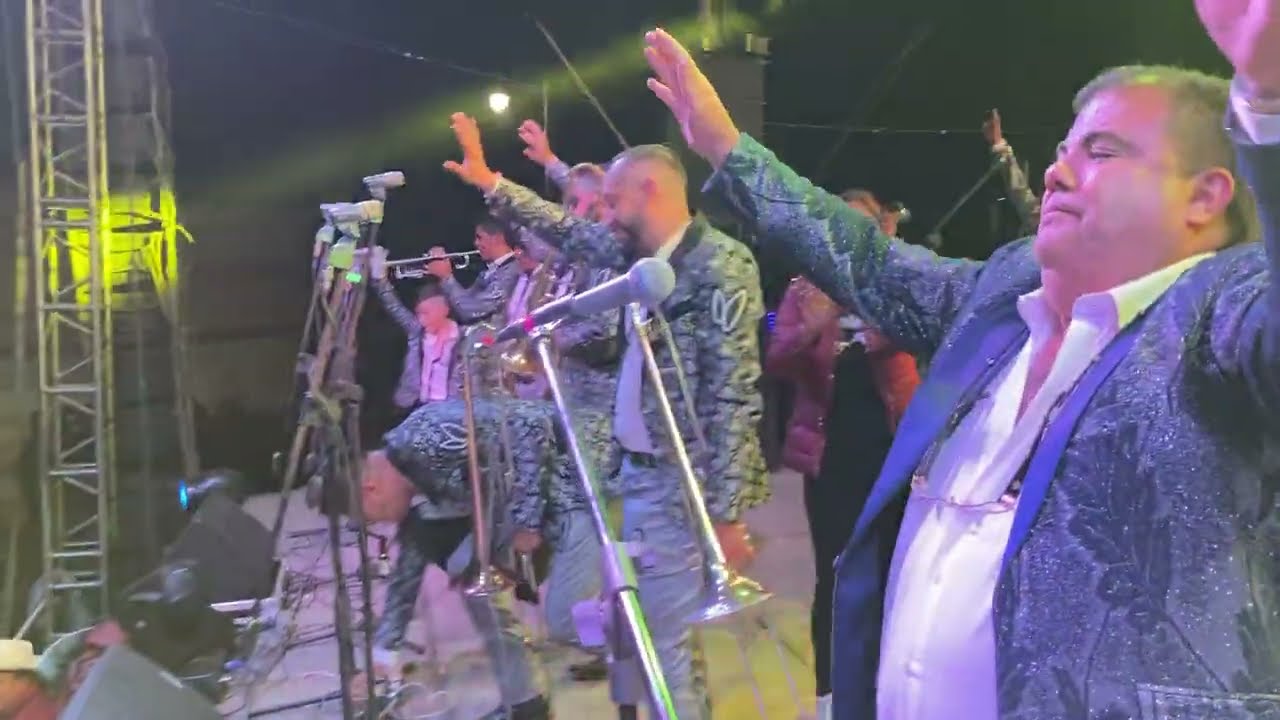 Exitosa presentación de Nico Flores FT Banda Monarca