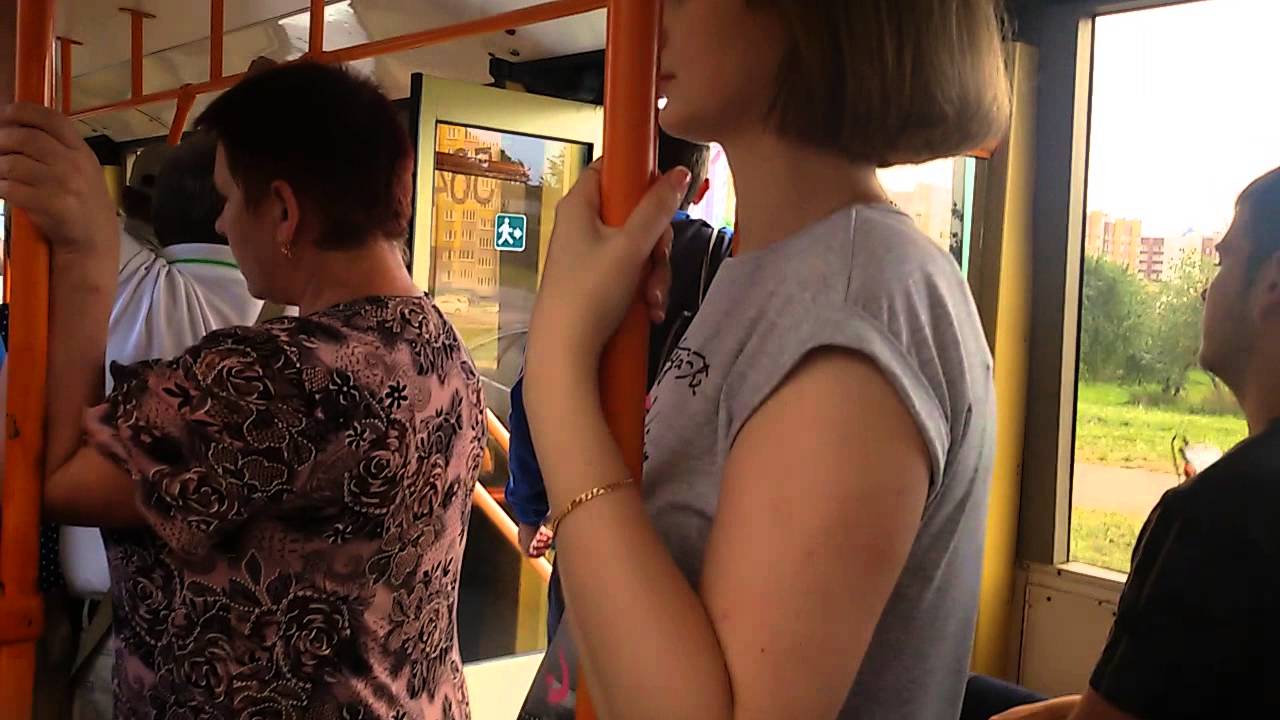 Троллейбус едет не закрывая двери в час-пик на ул.Гурского