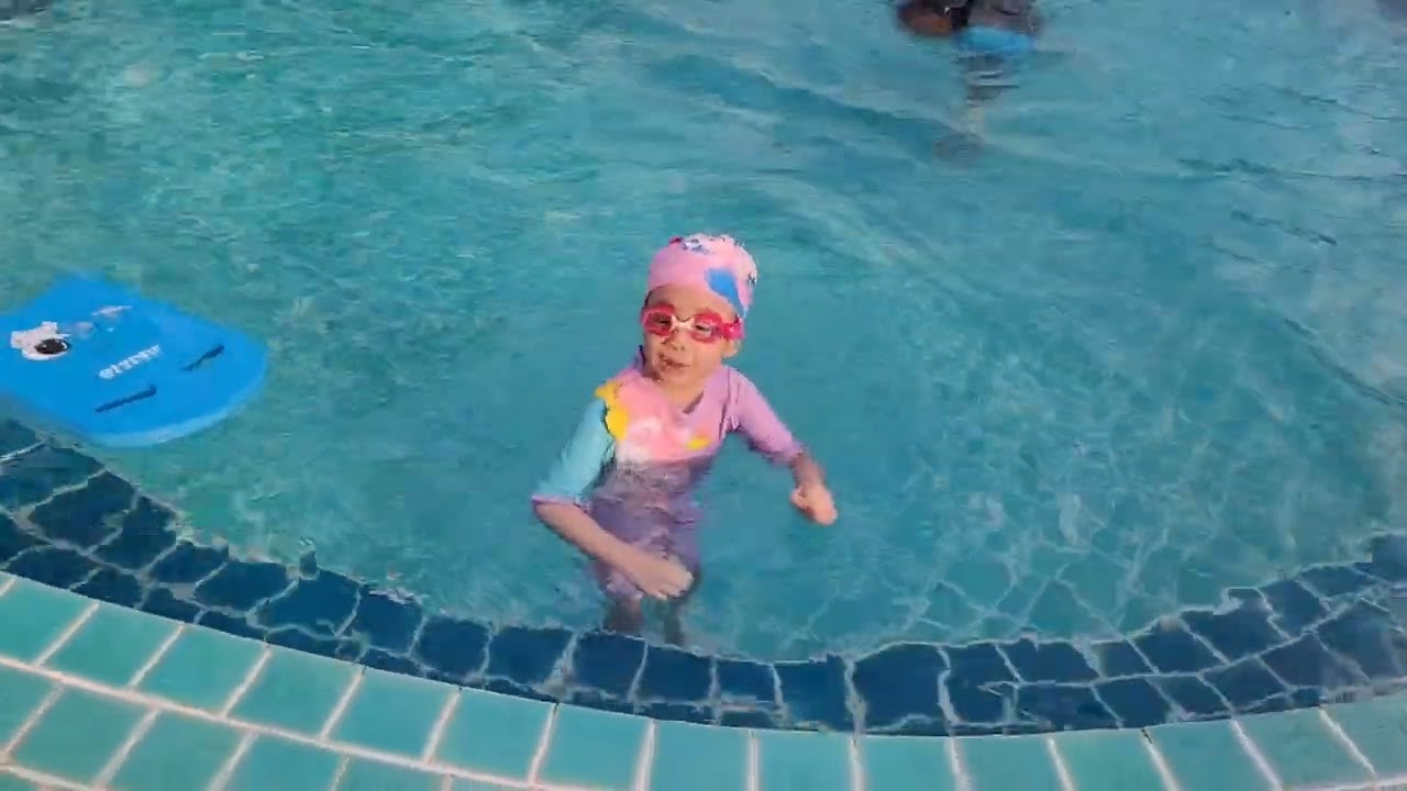 นีน่าเรียนว่ายน้ำวันที่2