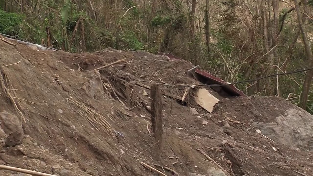 Derrumbe en Lares a 12 días del huracán María