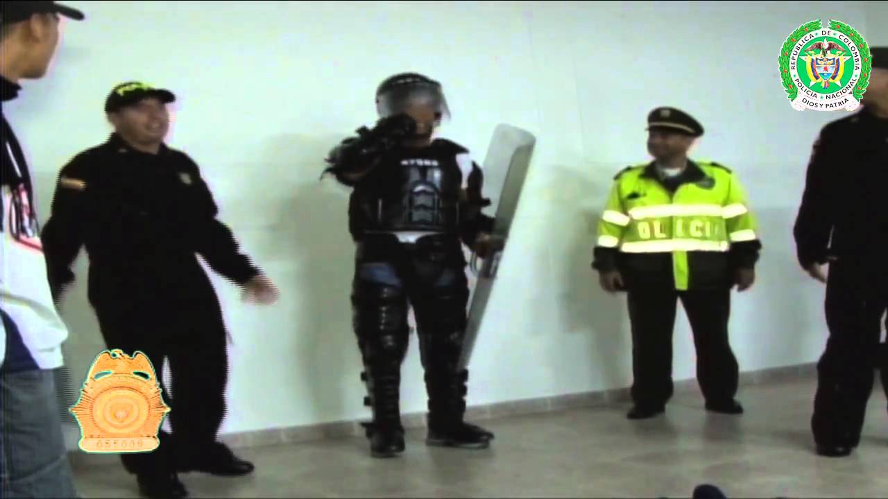 Hinchas en Manizales y grupo ESMAD realizan pactos de convivencia - policiadecolombia.