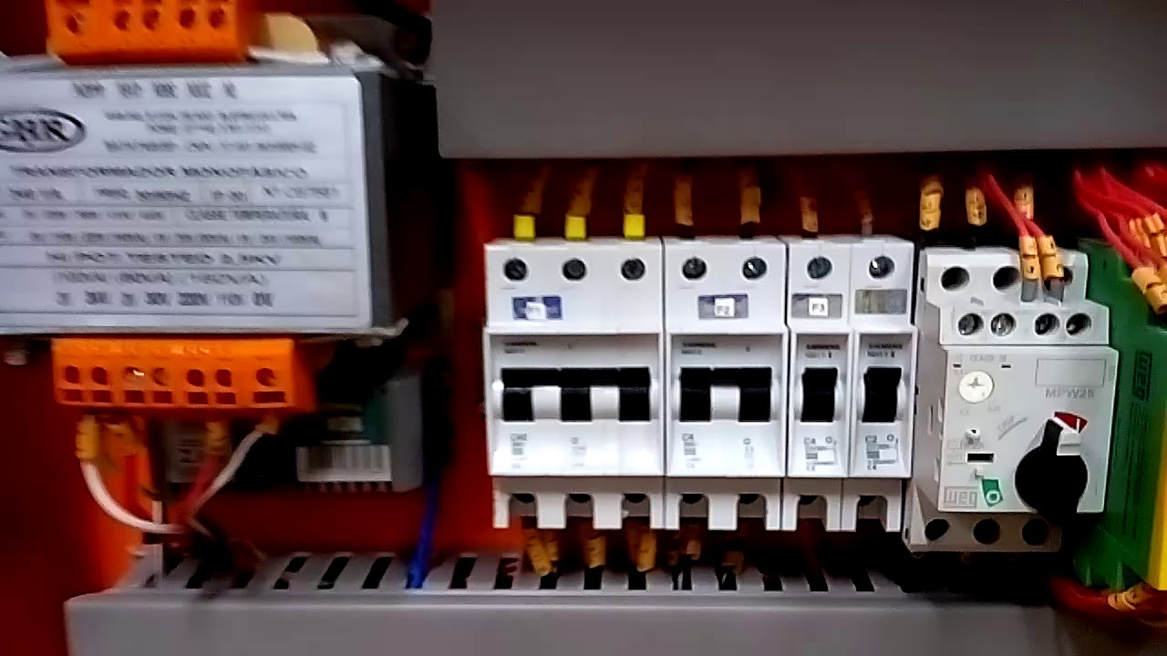 Painel el&eacute;trico de um torno mec&acirc;nico da Nardini