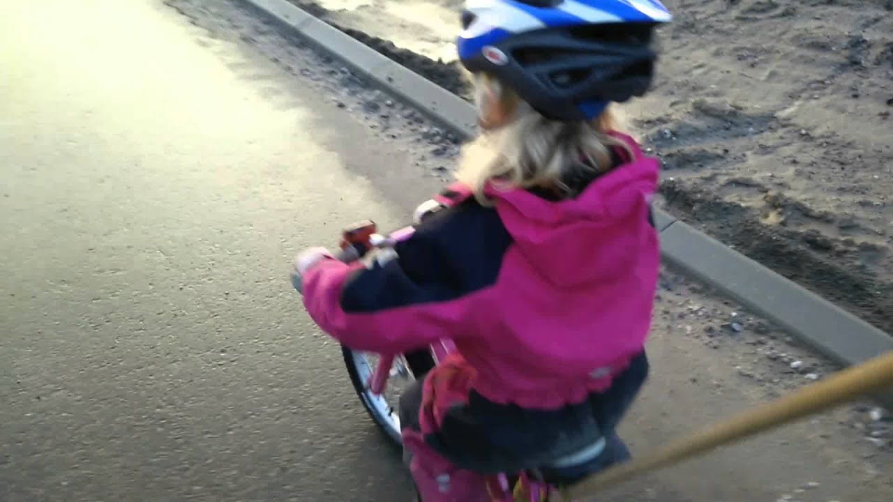 Liva l&aelig;rer at cykle