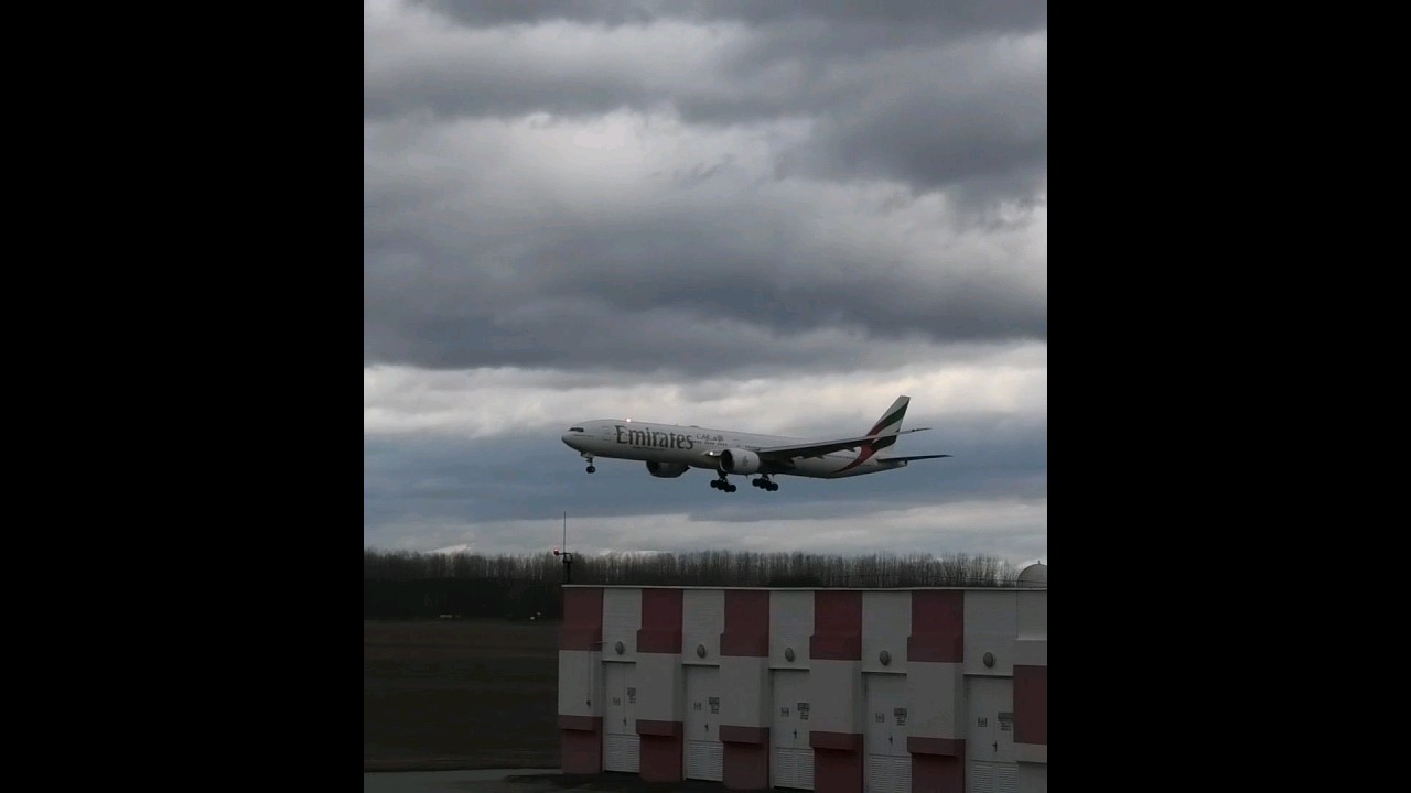 Emirates Boeing 777-31H(ER) landing in BUD