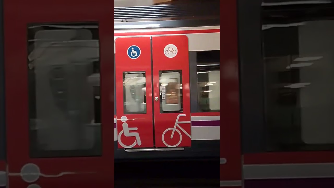 Renfe Civia 465 (C-10) Saliendo De Atocha Con Nueva Pintura PMR. | Cercan&iacute;as Madrid