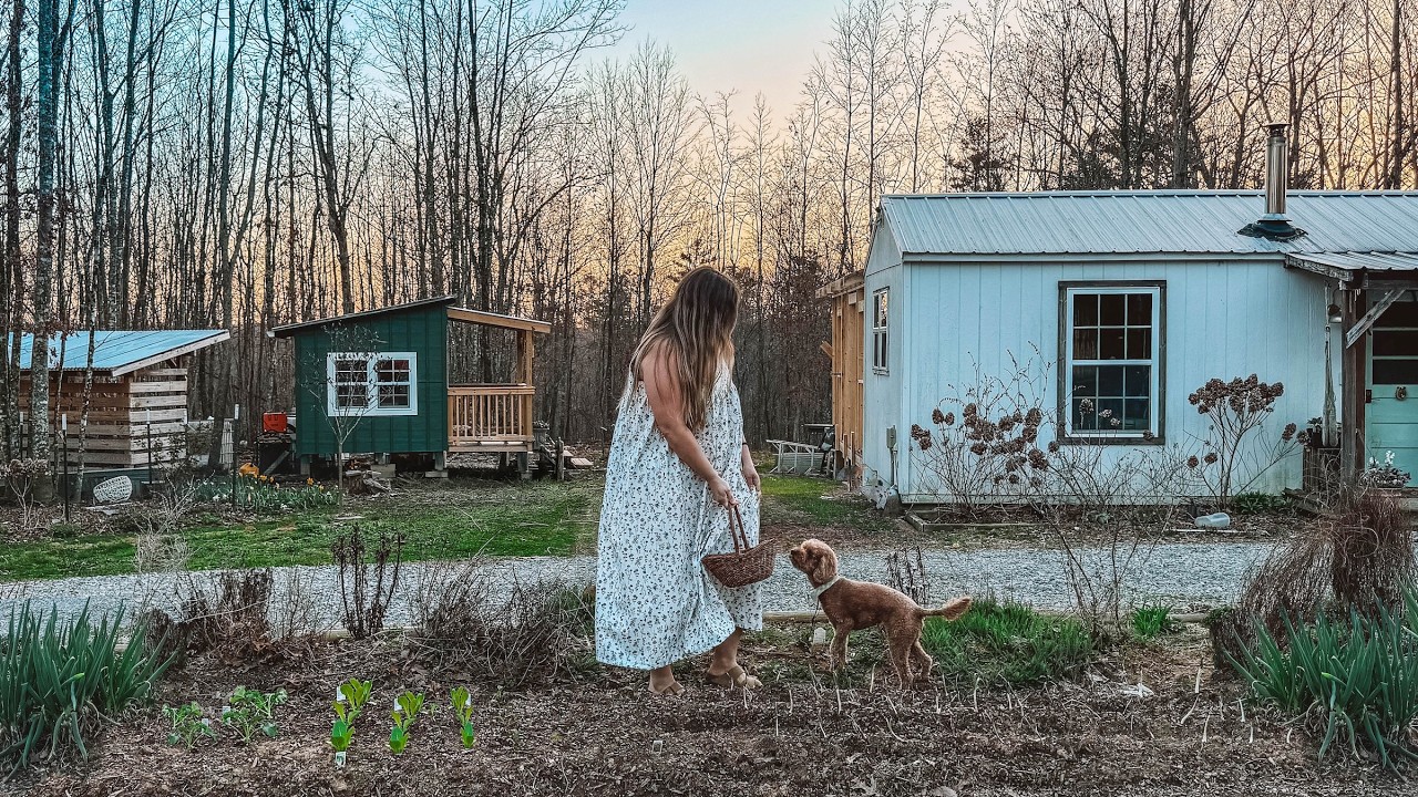 Выращиваю свою еду, шью себе одежду и создаю жизнь с нуля.