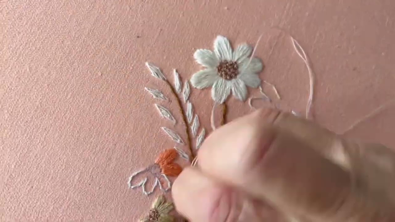 Bordado de un ramo de flores para mantel de mesa
