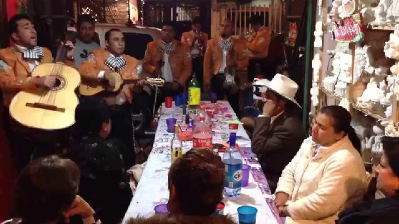 Mi papa cantando el tema sin fortuna con mariachi!