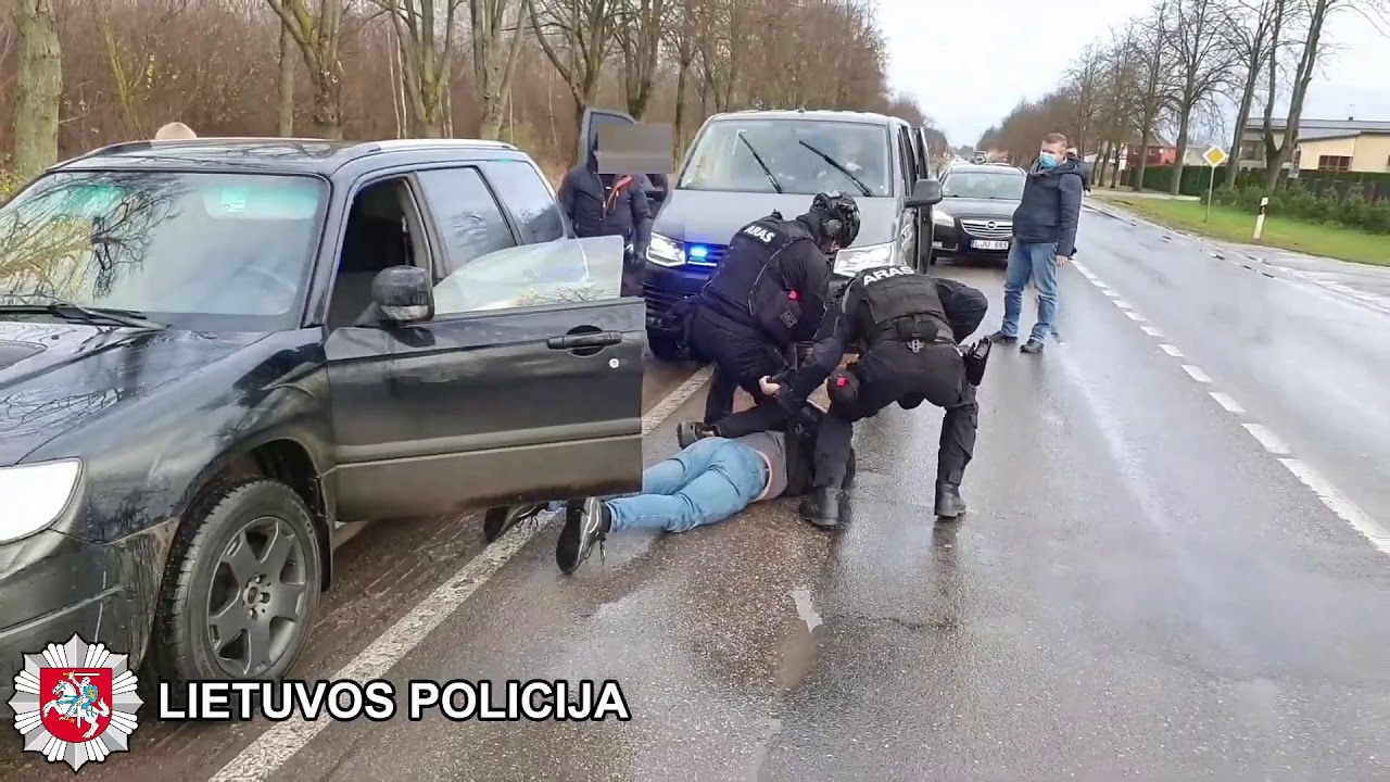 Policijos operacijos metu rasta daugiau nei 600 tūkstančių eurų grynųjų pinigų bei įvairūs ginklai