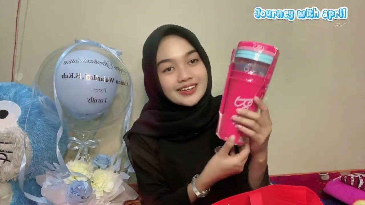 UNBOXING GIFT HABIS SIDANG!!!!