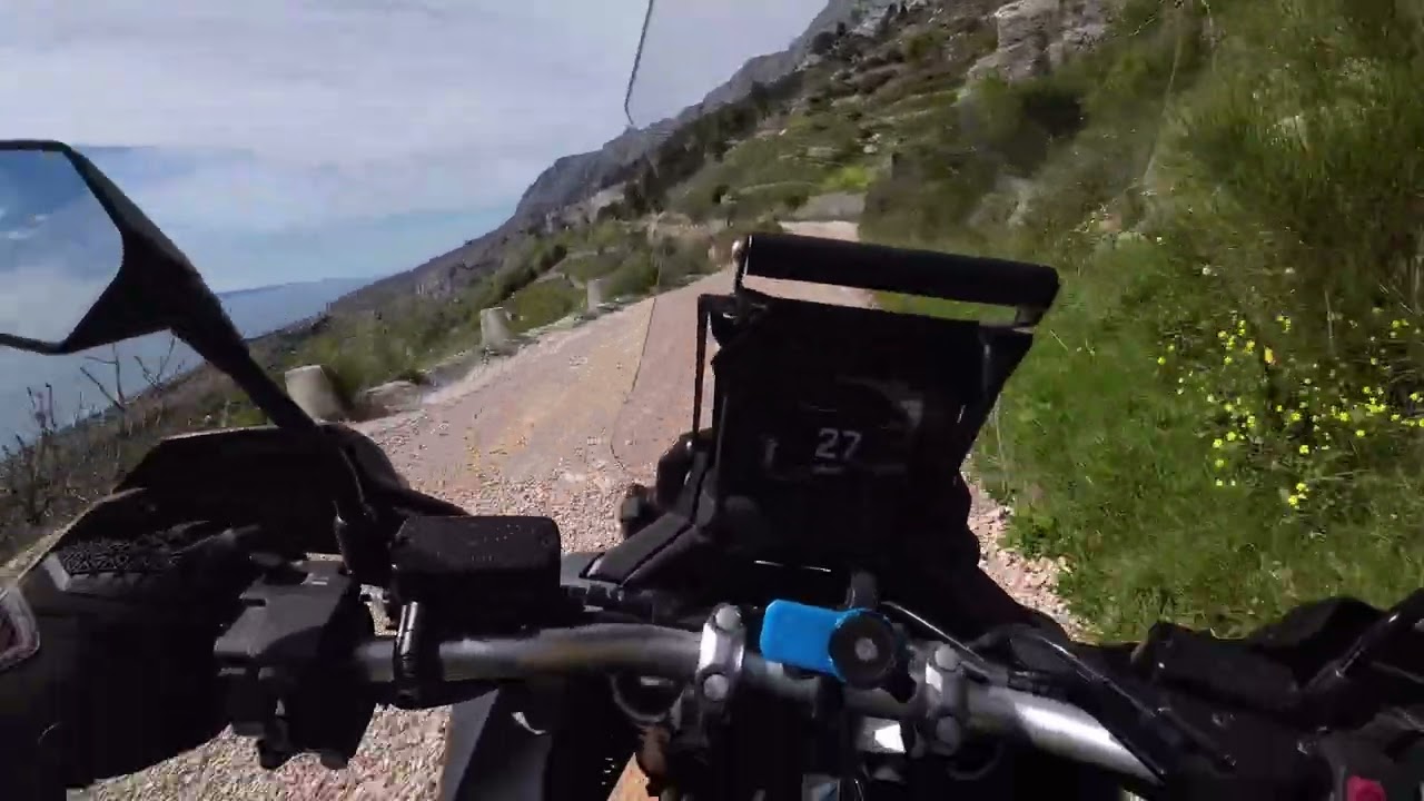 Loose gravel vs. Honda XADV 750 - 4K RAW