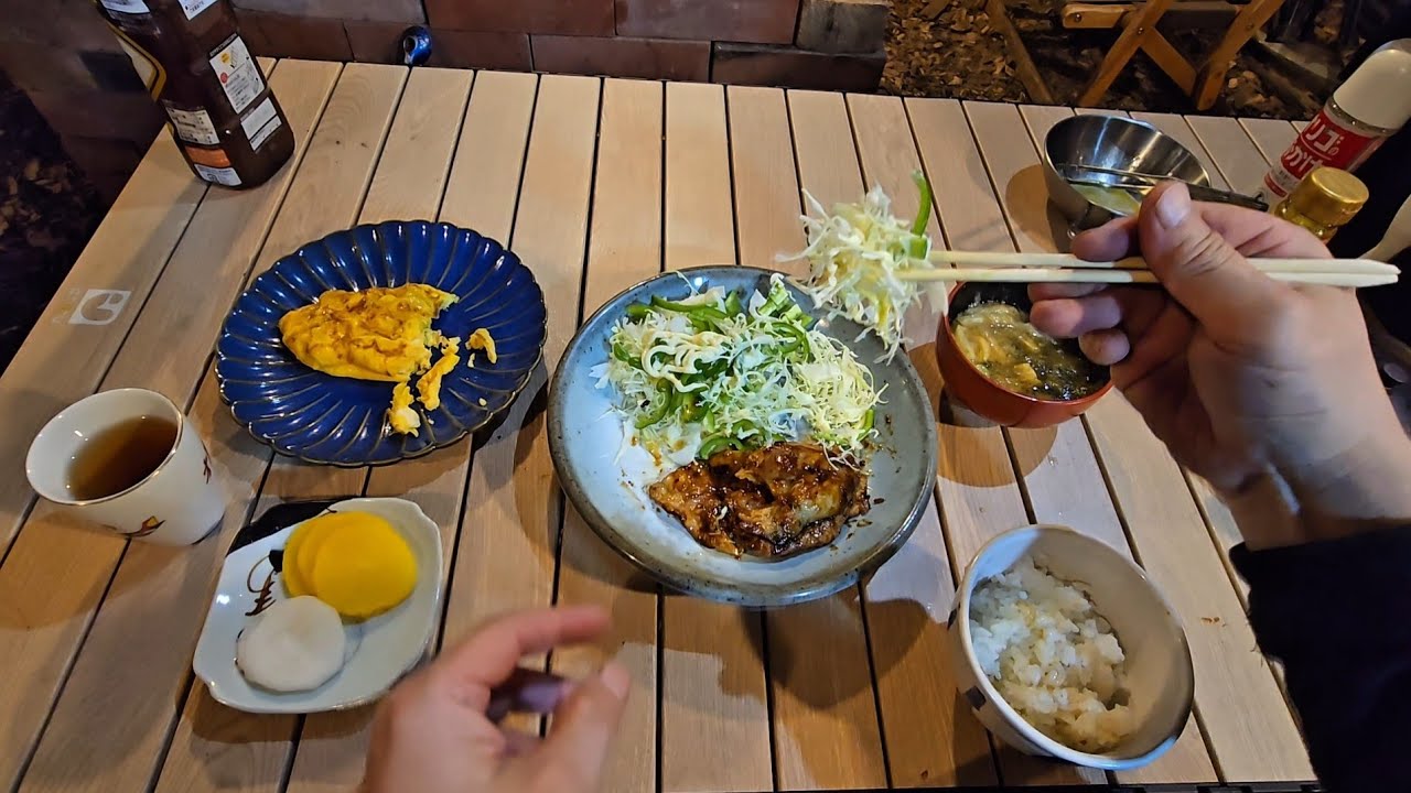 3月の大雪からの雪解け、北海道の山小屋で過去最高の定食を作る　生姜焼きと甘い卵焼き