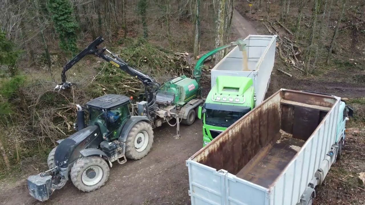 Mletje sekancev &bull; Wood chipper 🌲 Valtra S 374 & JENZ Hem 593🌲Hackguterzeugung // Slovenia * 4K