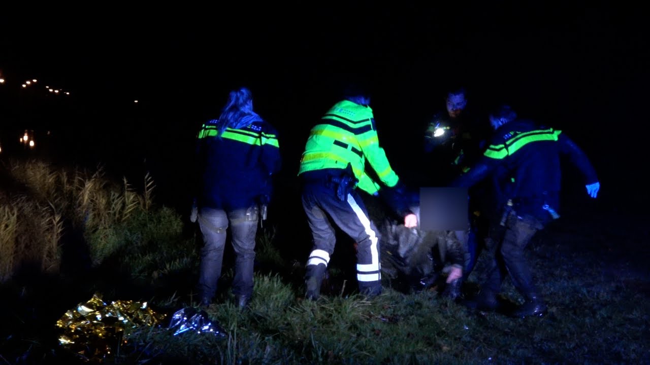 Man gaat het water in na krijgen van een boete! politie haalt hem er weer uit en arresteert hem!