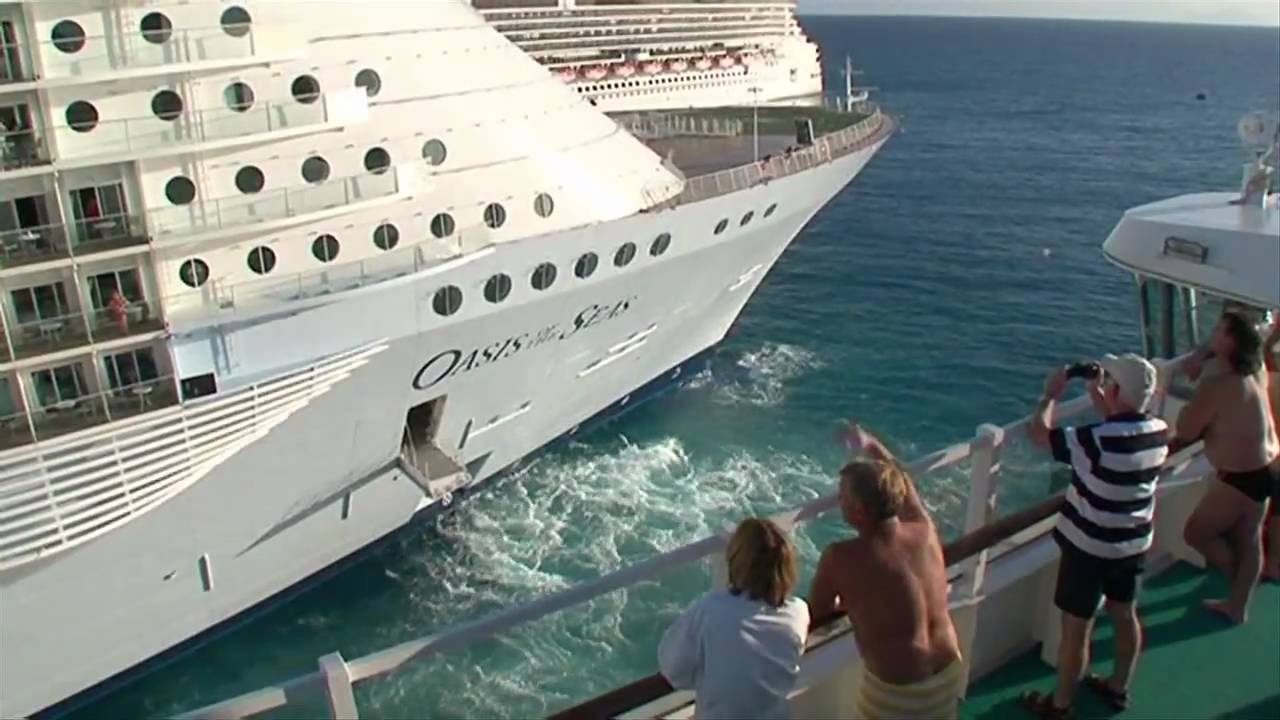 Oasis of the Seas meets AIDAvita - Sailing into sunset
