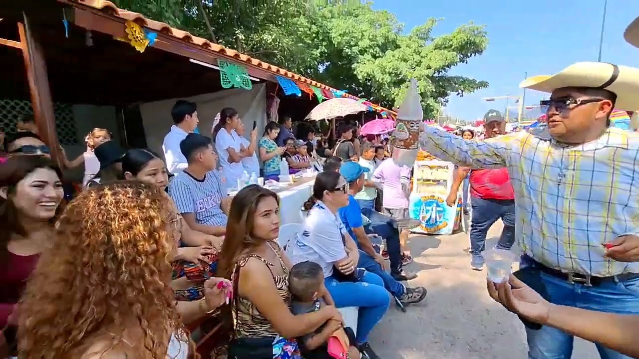 Desfile dela feria del sombrero aya en Tlapehuala guerrero mexico