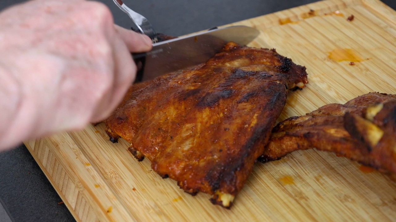 Sch&auml;lrippchen 2.0 im Backofen mit So&szlig;e von den Abschnitten zum glasieren der Spareribs