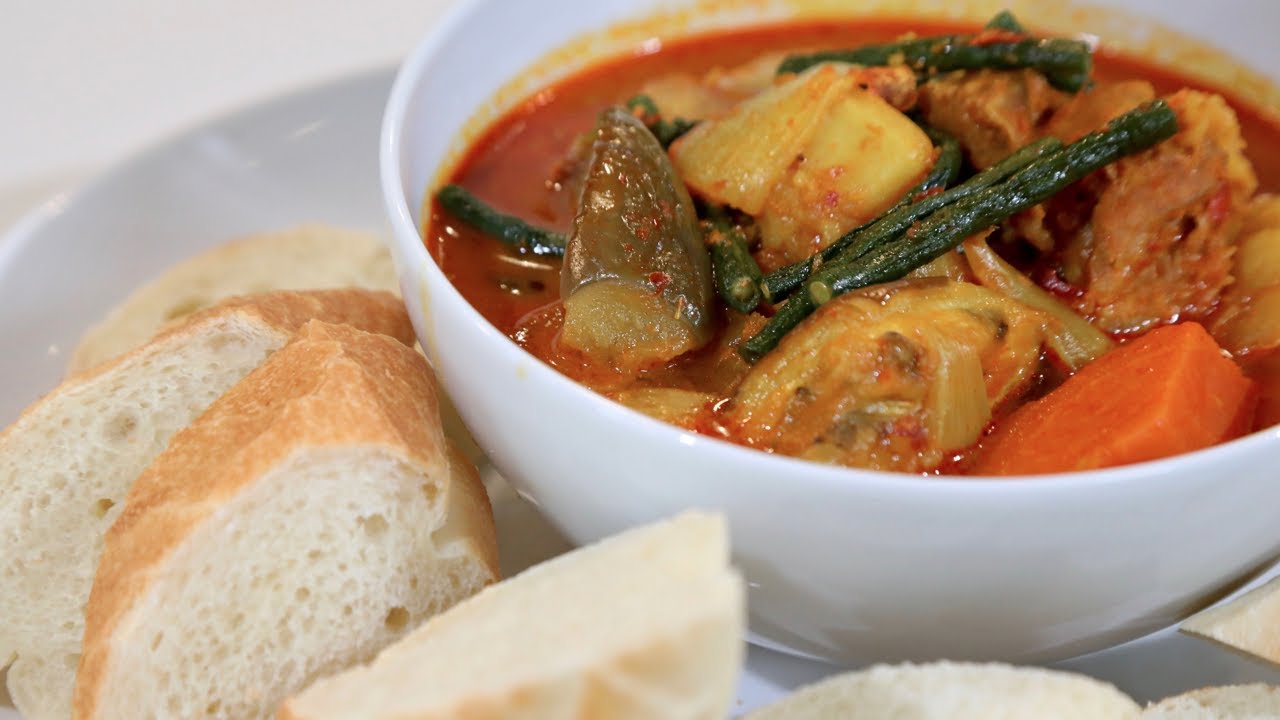 Jannie Lam: Salaw Kari Saek Mouan (Khmer Chicken Red Curry) | Vegas Vixen in the Kitchen