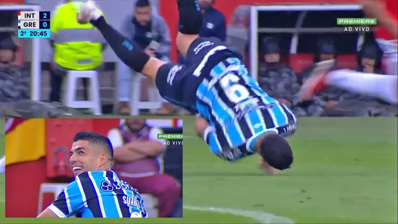 Luis Su&aacute;rez Hilarious Fish Flip Dive