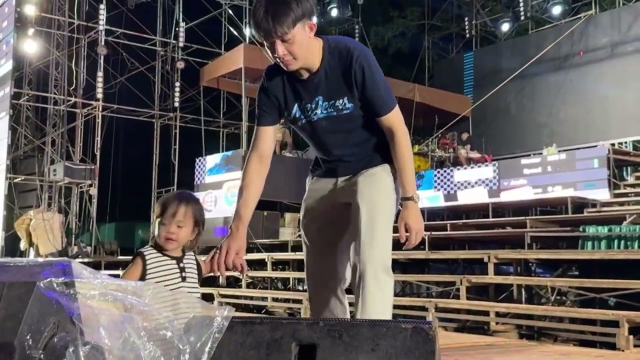 เพชรพลอยขึ้นเล่นบนเวทีกับคุณพ่อ