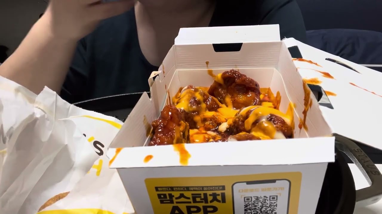 맘스터치 핫치즈싸이순살, 디럭스불고기버거, 바삭크림치즈볼 먹방 Korean style chicken mukbang