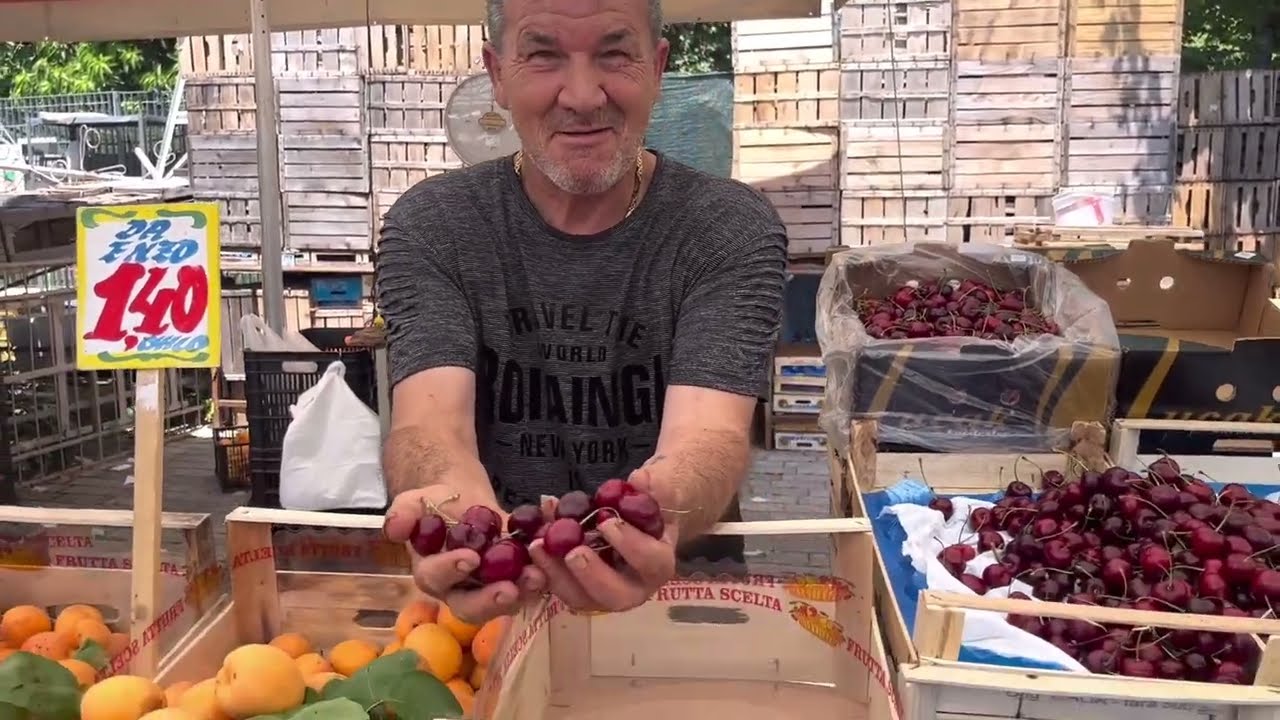 Caldo e prezzi pazzi, l'estate folle dei fruttivendoli napoletani