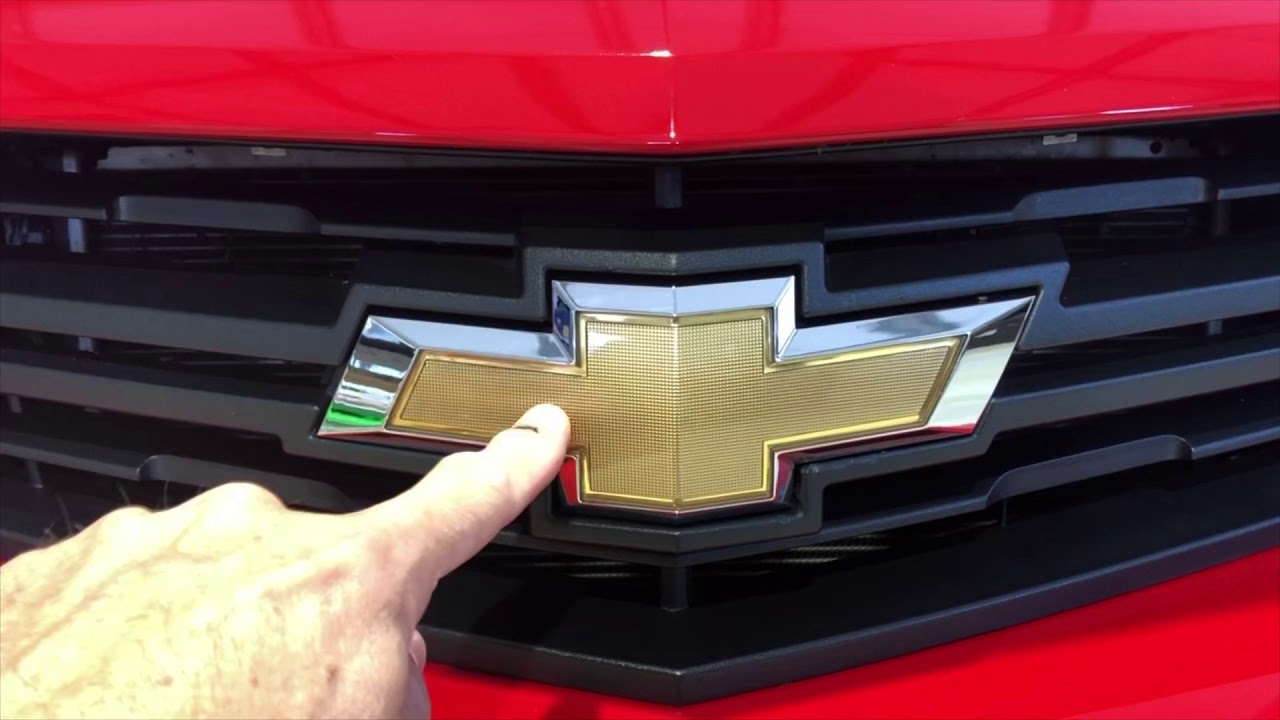 Как снять переднюю эмблему на Camaro, не повредив решетку радиатора.