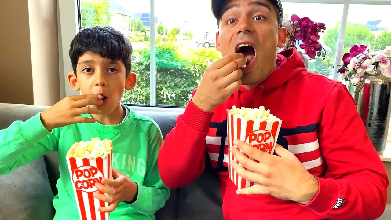 Guardare un film con i popcorn. Jason si fa un grande popcorn. Guardare film | Jason Vlogs Italia