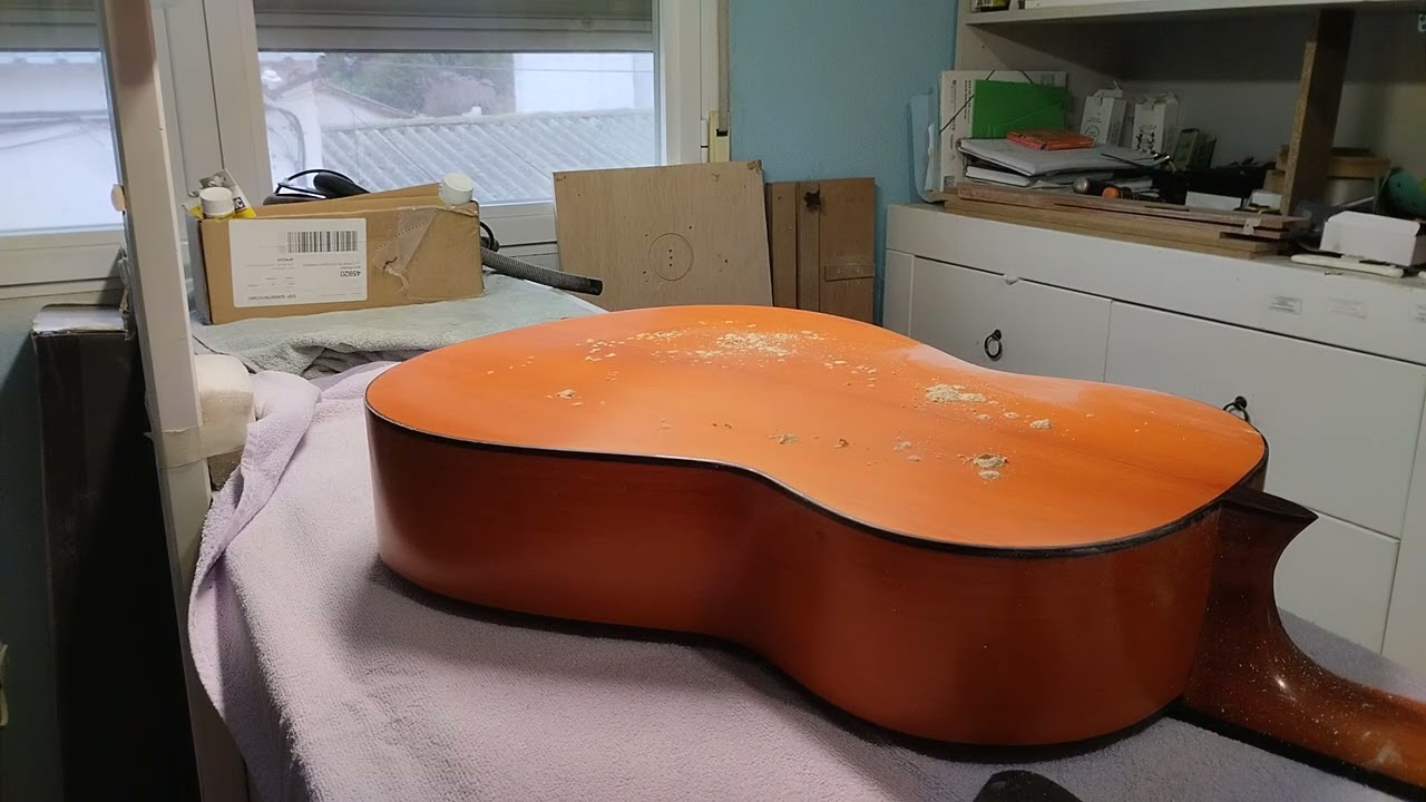 BARNIZADO DE GUITARRA CON LACA NITROCELULOSICA.PARTE 1.Guitarras Gómez del Carmen