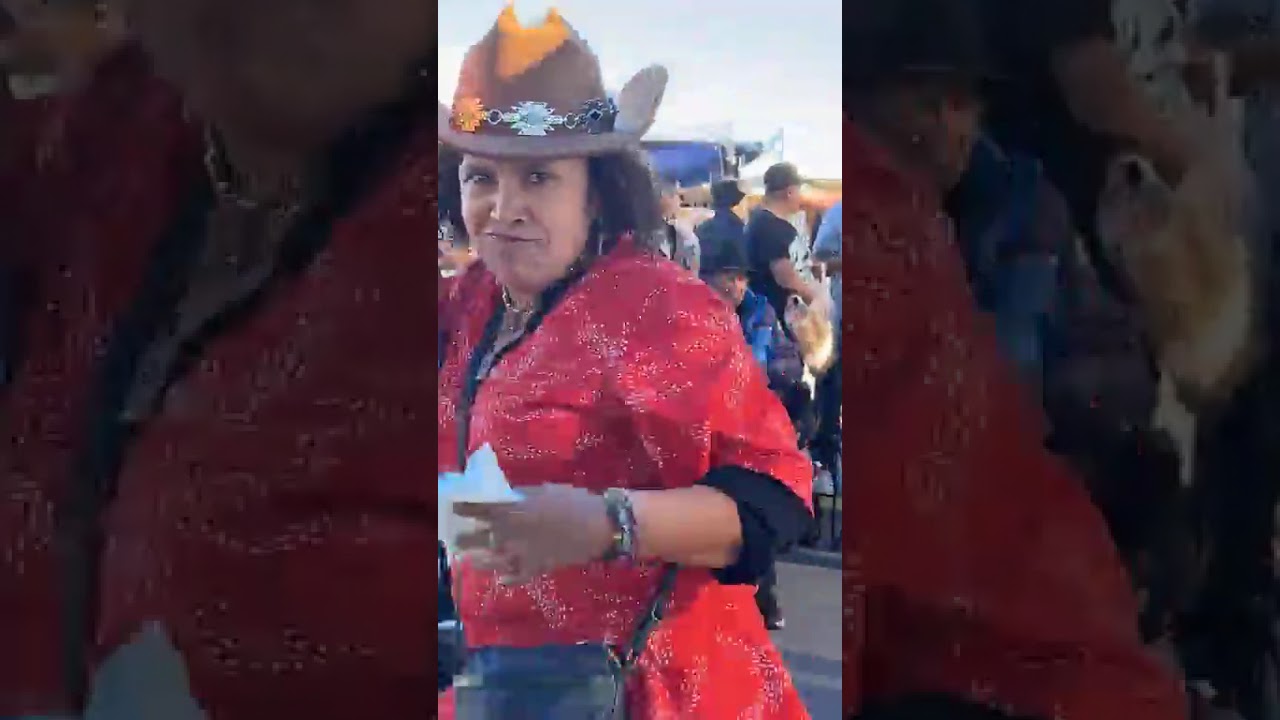 La gente bailando en el Swap Meet de San Fernando California..!!!