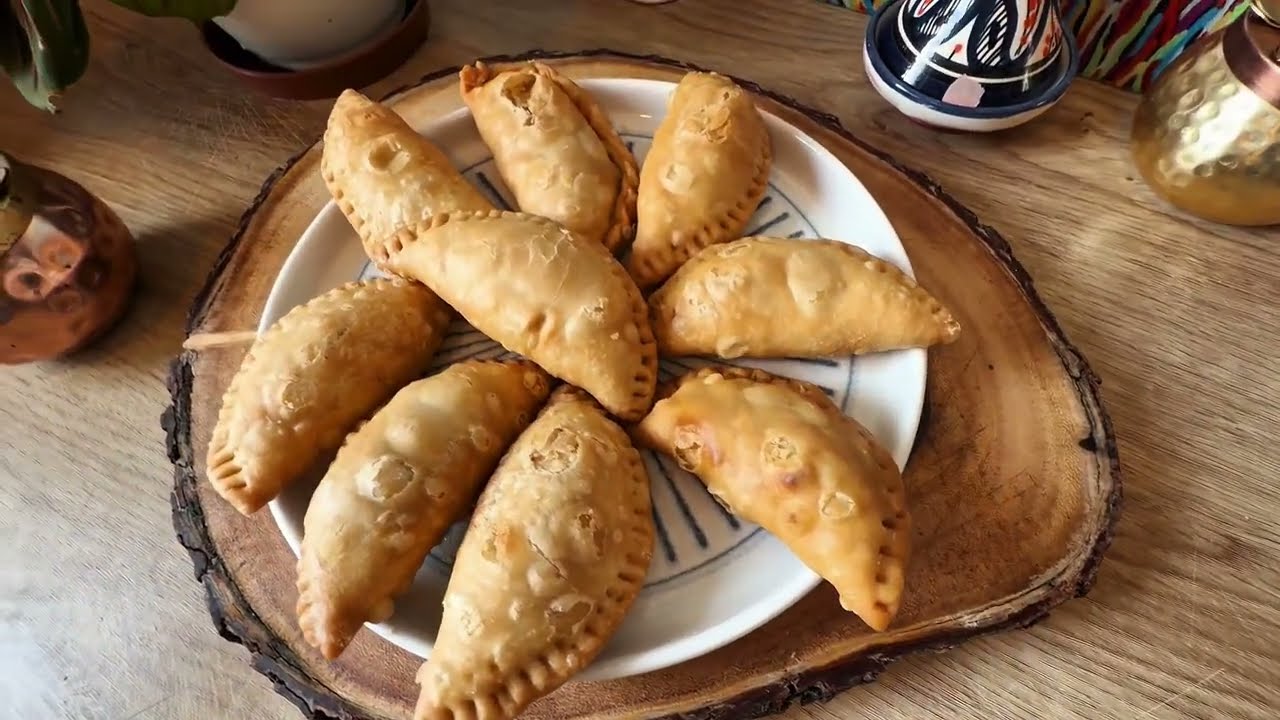 होली स्पेशल खस्ता गुजिया रेसिपी | घर पर बनाएं बाजार जैसी गुजिया #holi #gujiyarecipe #indianfood 