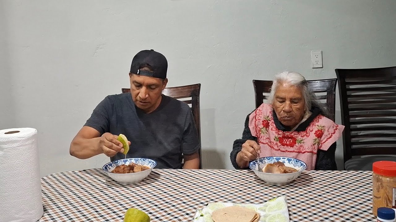 INVITÓ A mi mamá a comer Y a disfrutar la comida muy sabrosa
