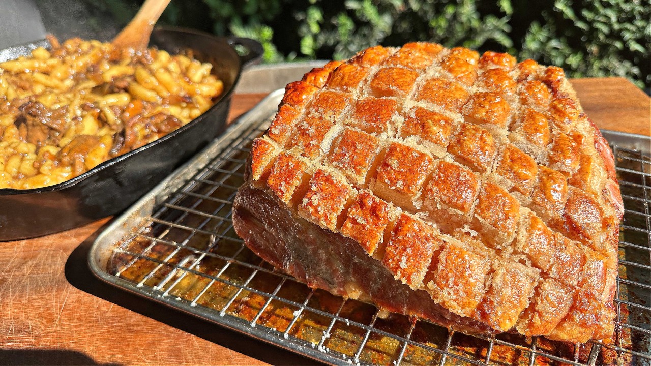 Krustenbraten vom Grill mit Pfifferling-Schupfnudel Pfanne